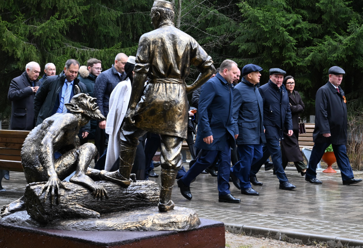 Сегодня в селе Новый Кырлай после реконструкции открылся музей Габдуллы Тукая. Дав оценку обновившейся экспозиции («музей похорошел») в компании губернатора ЕАО Марии Костюк, Раис Татарстана Рустам Минниханов сделал затем ряд заявлений на традиционной встрече с татарскими гуманитариями и деятелями культуры. Подробнее – в репортаже «Татар-информа».