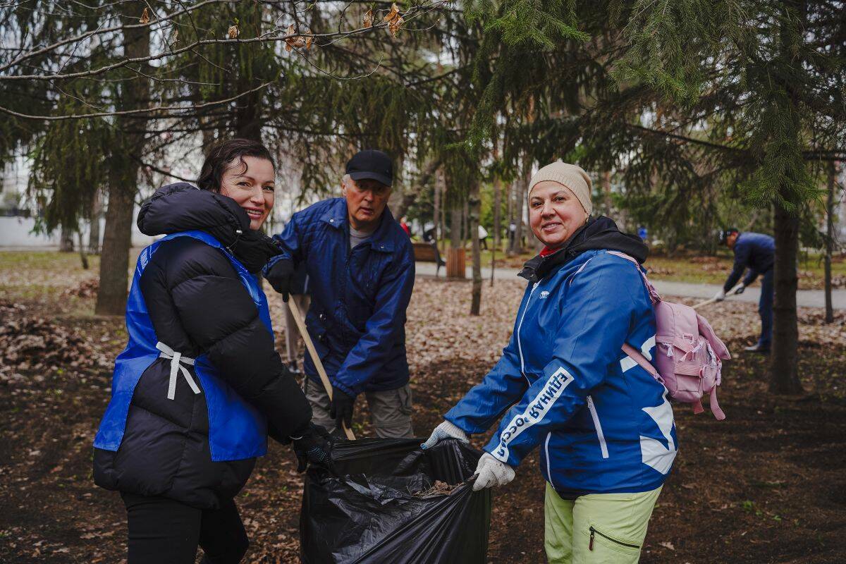 Единороссы присоединились к субботнику в Лядском саду Казани