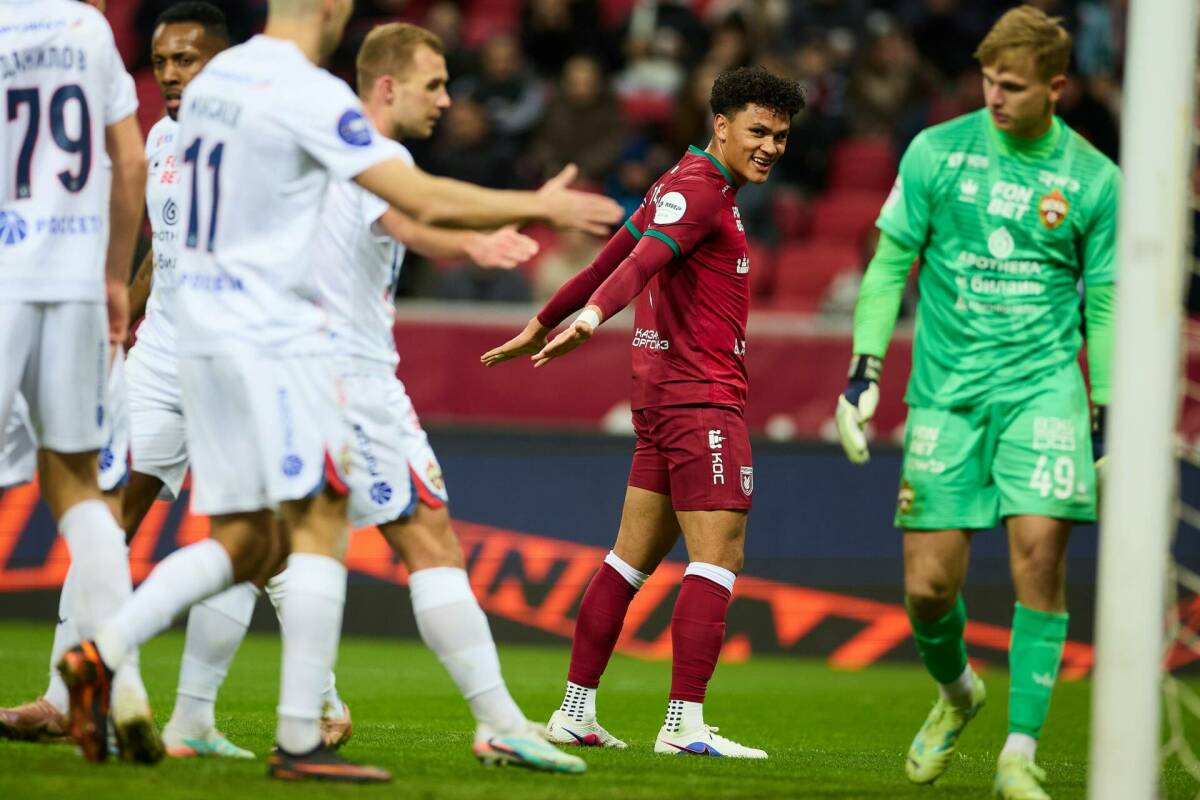 «Рубин» выдал один из самых ярких матчей весны, собрав на трибунах более 25 тысяч зрителей и заставив ЦСКА отбиваться весь первый тайм. Смелый эксперимент Артиги с парой форвардов Даку – Сиве, атмосфера европейского топ-матча и внезапная кадровая проблема перед выездом в Калининград: об этих и других подробностях игры – в материале «ТИ-Спорта».