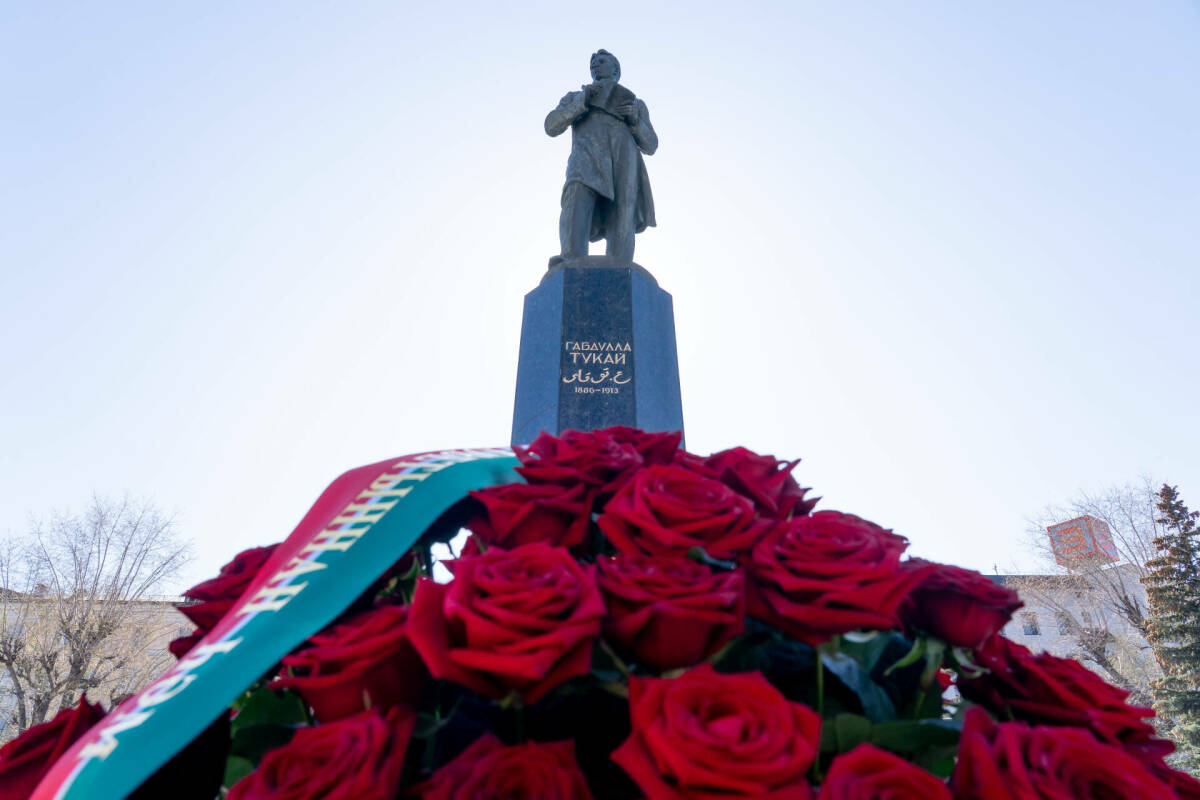 Руководство Татарстана и общественники возложили цветы к памятнику Габдулле Тукаю