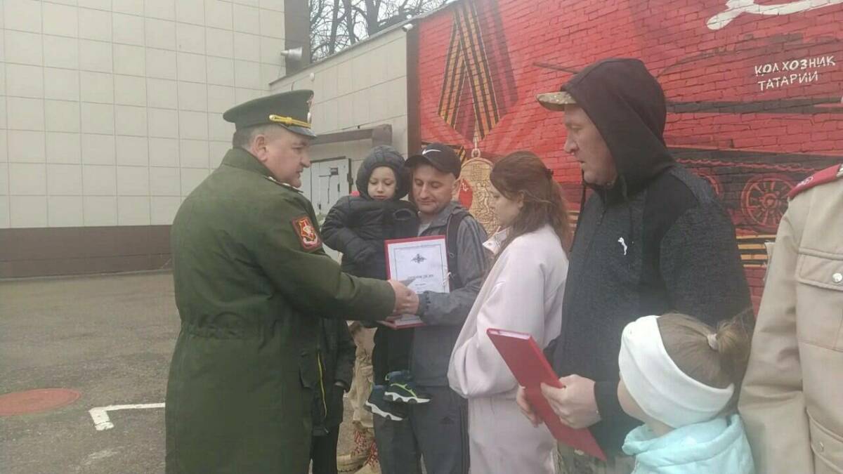 В Бугульме контрактникам вручили письма от школьников перед отправкой