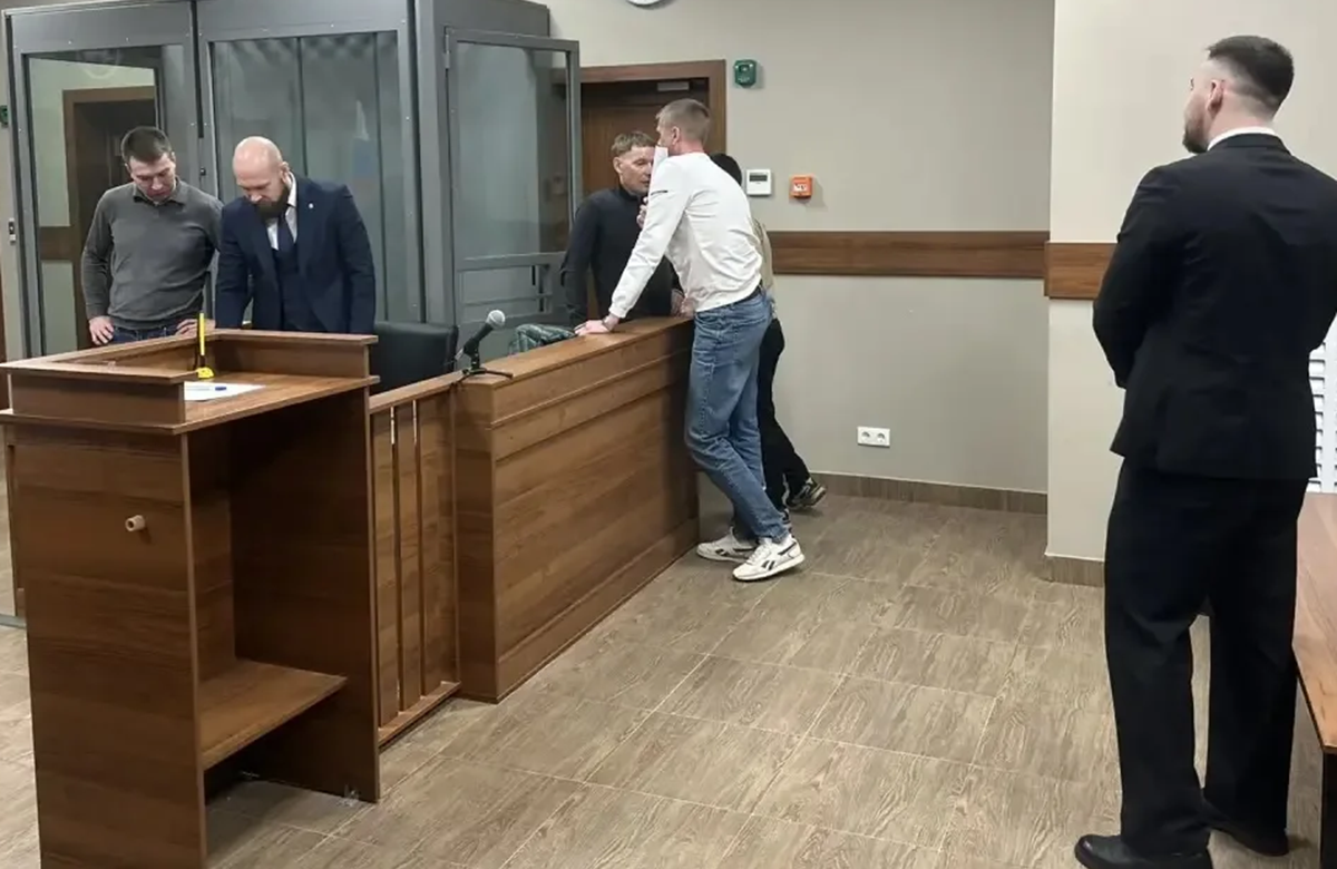 Сегодня огласили обвинение троим сотрудникам ДПС – двум инспекторам и их начальнику. Их обвиняют в том, что за взятку они отпустили водителя, который сел за руль в состоянии наркотического опьянения. История тянется с 2023 года. Сам водитель ушел из-под следствия на СВО и погиб. Подробности в репортаже «Татар-информа» из зала суда.