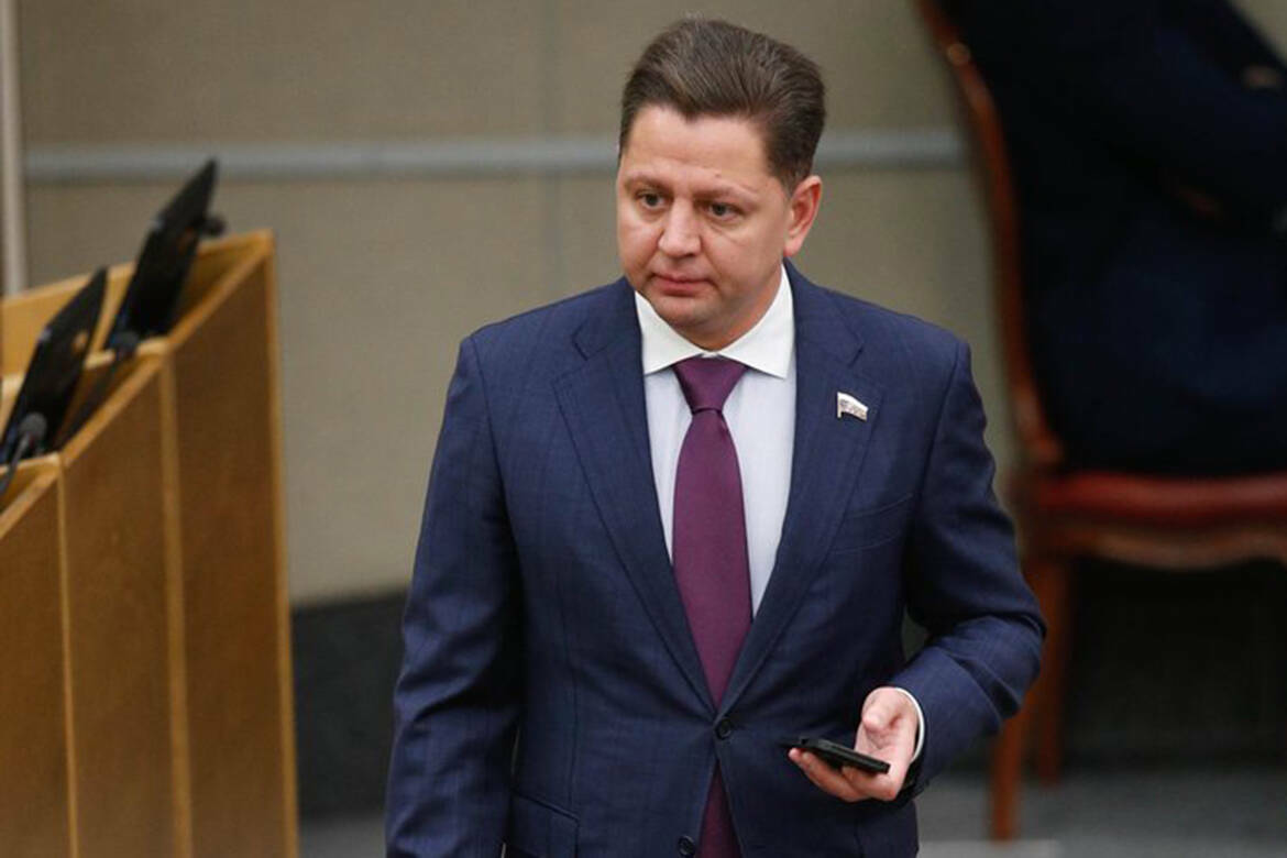 Он играет в хоккей с шести лет, начинал карьеру с «Газели» на стройке, а сегодня разрабатывает законы, которые защищают россиян. Депутат фракции «Единая Россия» Госдумы РФ Илья Вольфсон стал героем нового выпуска рубрики «7 вопросов за 7 минут» на телеканале ТНВ.