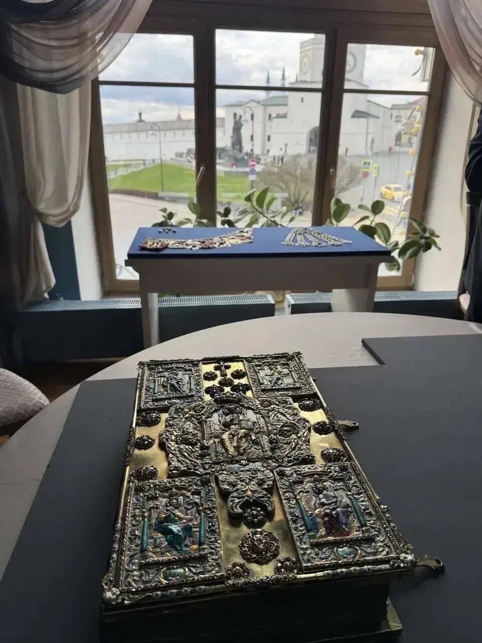 Мединский оценил уникальные экспонаты Национального музея Татарстана