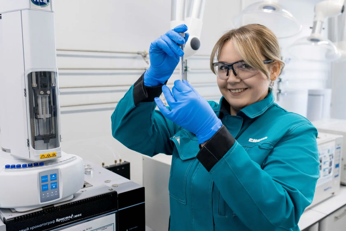 Пять лет назад она пришла на «Нижнекамскнефтехим» (СИБУР) лаборантом, сегодня – старший химик. В ее руках – контроль за воздухом, которым дышат нижнекамцы, и водой, которая уходит в Каму. Юлия Аксенова рассказала «Татар-информу», как в промышленной лаборатории можно не просто строить карьеру, но и стать настоящим хранителем экологии родного города.