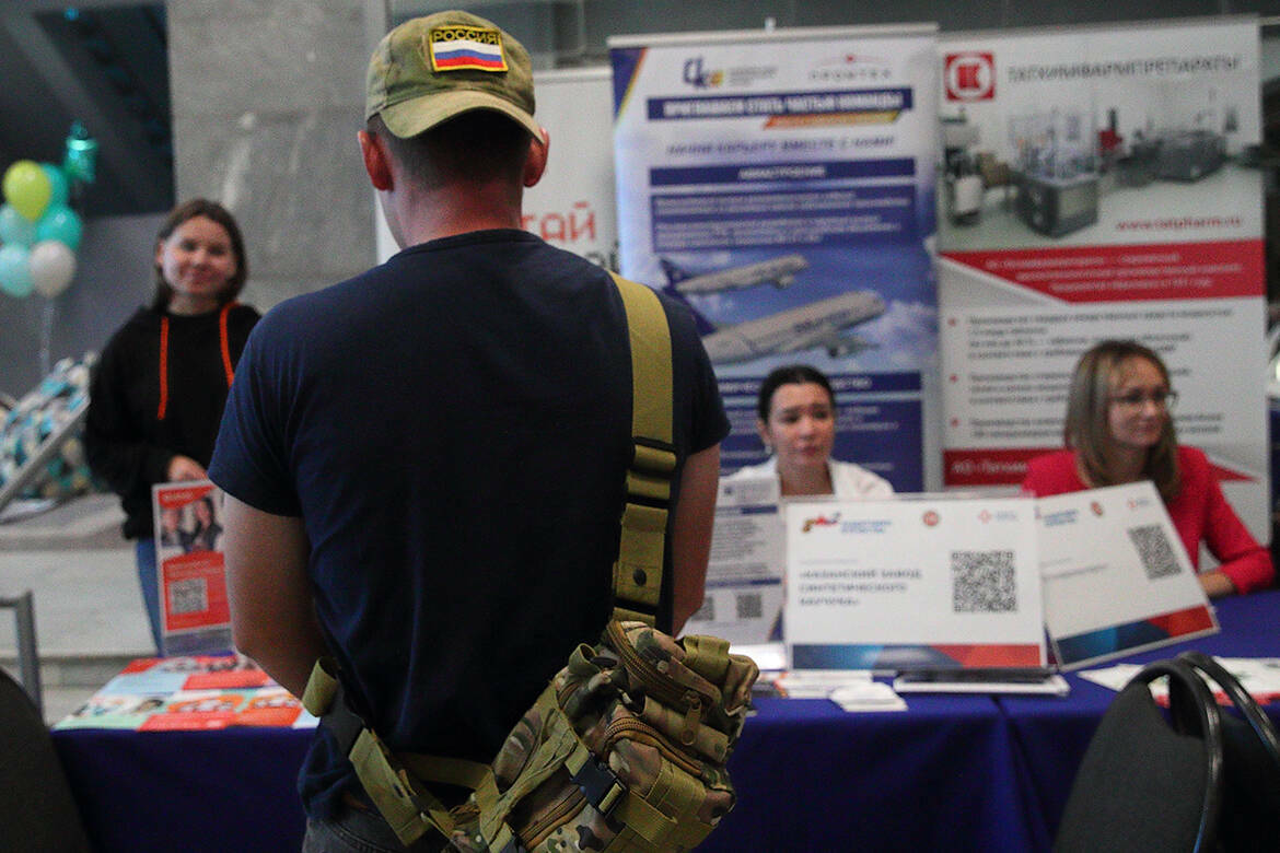 В Татарстане с 1 сентября вводят обязательные квоты на трудоустройство участников СВО. Компании с численностью более 200 сотрудников должны будут резервировать для них 1% рабочих мест. Насколько к такому решению готов бизнес, нужна ли такая мера поддержки самим бойцам и какие новые обязанности ждут предприятия – в материале «Татар-информа».