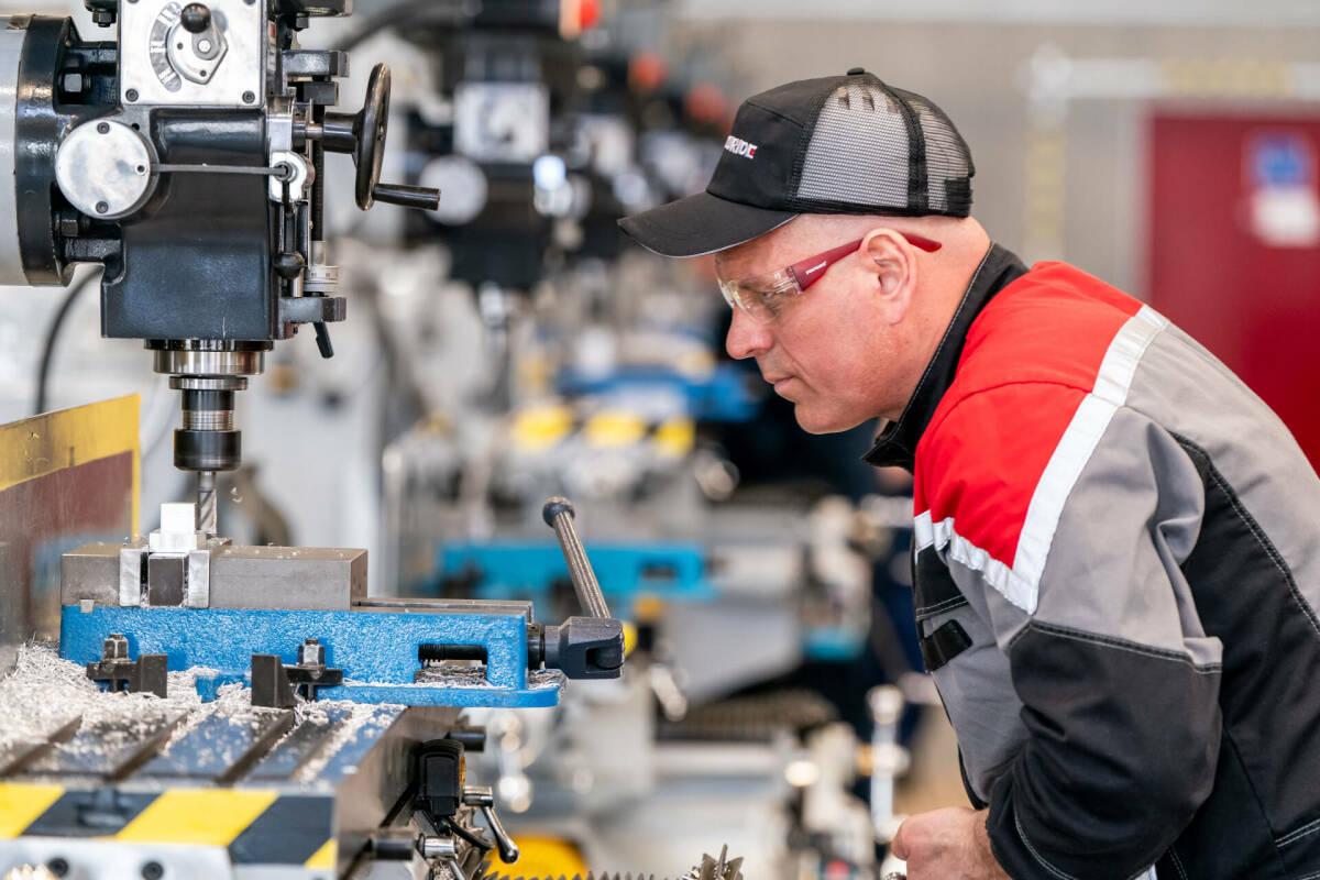 Этой весной кадры нужны больше всего в строительстве и промышленности Татарстана, где соискателям предлагают 100-122 тыс. рублей. Работодатели стараются удержать персонал и готовы конкурировать за квалифицированных рабочих. В каких отраслях сейчас самые высокие зарплаты и будут ли сокращения – в обзоре «Татар-информа».