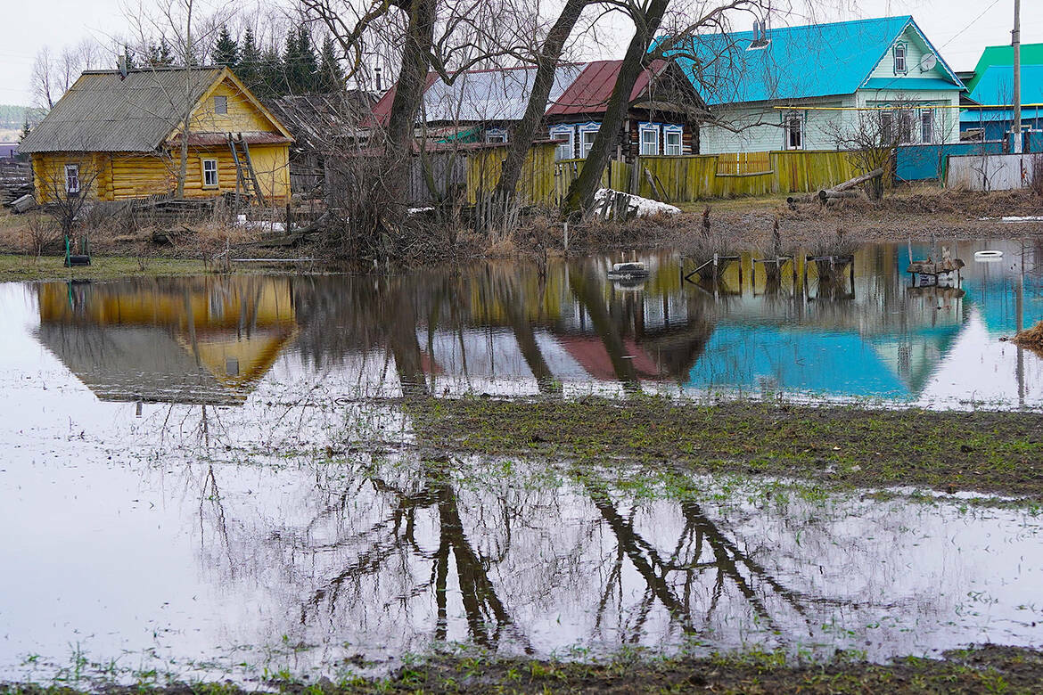 Высокая вода на Куйбышевском водохранилище этой весной привела к подтоплениям прибрежных дач и вынудила увеличить сбросы – с соответствующей просьбой власти Татарстана обращались в Росводресурсы. Сегодня уровень Волги у Казани на 67 сантиметров выше, чем годом ранее.