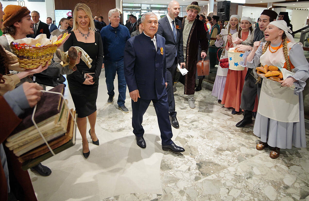 В Казани официально открылся долгожданный Центр уникального мастерства. Корреспонденту «Татар-информа» удалось одним из первых посетить обновленный ЦУМ. Чем занимаются резиденты нового пространства, как лечит этномузыка и почему люди тянутся к национальной культуре – в репортаже из центра.