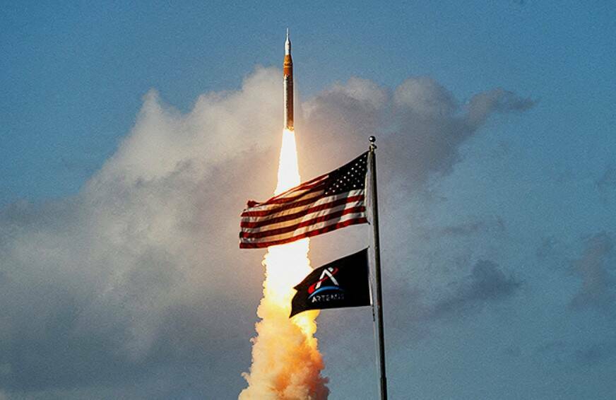 Впервые за полвека Америка запустила к Луне пилотируемый корабль с четырьмя астронавтами на борту. Старт состоялся 1 апреля с космодрома во Флориде, а завершение миссии планируется 10 апреля. Что означает для США этот полет и в целом проект «Артемида» и почему американцы решили возобновить лунную программу – в колонке обозревателя Альберта Бикбова.