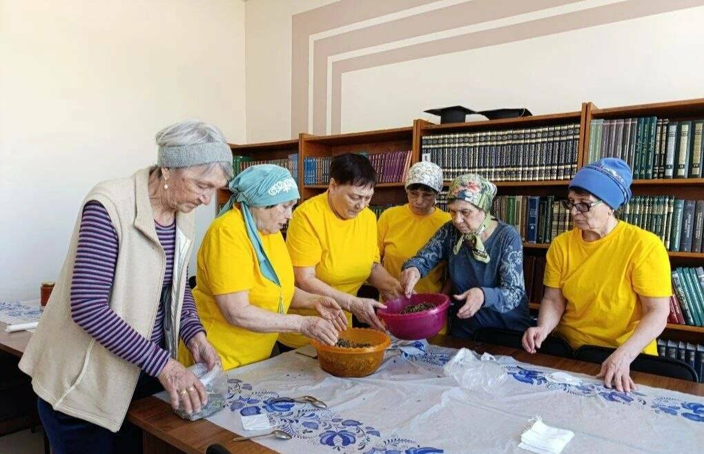 «Пусть этот чай придаст им силы»: в Бавлах волонтёры собрали гостинцы для бойцов