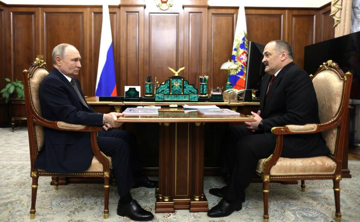 Путин сообщил об уходе Меликова с поста главы Дагестана