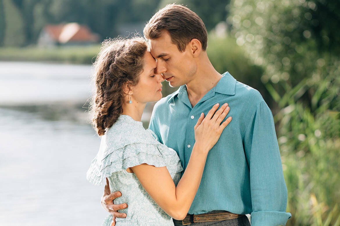 «Вера в счастливый конец дает надежду» – девиз телеканала Dомашний, лидера среди неновостных каналов. Мы поговорили с гендиректором «Главного женского» Мариной Хрипуновой, продюсером более 500 сериалов, как канал умело балансирует между клише и свежими идеями, а также разберем его стратегию – от работы с актерами до выхода на глобальные рынки.