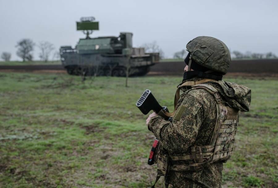 Украина резко нарастила частоту и масштаб атак беспилотниками на Ленинградскую и другие области Северо-Запада России. При этом используется воздушное пространство стран Прибалтики. РФ выступила с предупреждением балтийским странам. Какие последствия у него могут быть – в материале обозревателя Альберта Бикбова.