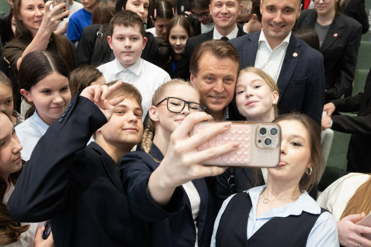 Ильсур Метшин встретился с казанскими участниками «Движения первых» и ответил на их вопросы. Мэр Казани рассказал, какой суперсилой хотел бы обладать, как справляться со стрессом на ЕГЭ и где он заработал свои первые деньги. Подробнее – в репортаже «Татар-информа».