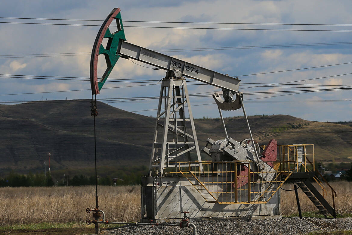 Стоимость нефти марки Brent на лондонской бирже резко снизилась на 16%. Котировки достигли минимальных $91,7 за баррель, акции российских нефтегазовых компаний, включая «Татнефть», также обвалились.