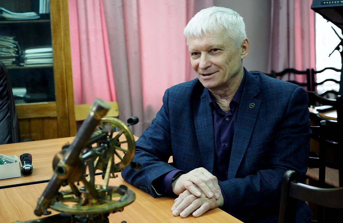 Какое детство у тех, кто родился недалеко от Байконура? Прорабатывался ли в НПО «Энергия» полет на Марс? Что Илон Маск подсмотрел у ракеты-носителя «Союз»? Чем занимаются космогеодезисты? Кого ИИ видит в голубе на спутниковом снимке? Об этом «Татар-информу» рассказал завкафедрой астрономии и космической геодезии КФУ Владимир Безменов.