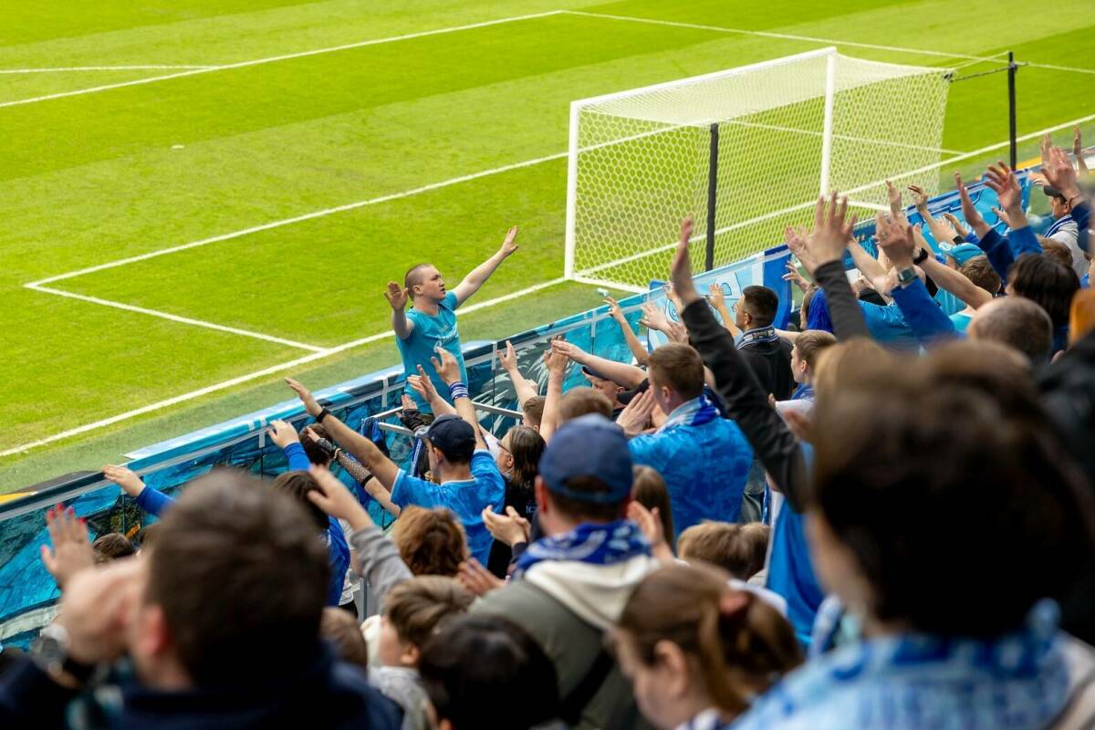 Болельщики «Зенита» забросали игроков «Спартака» бутылками после поражения в Кубке России