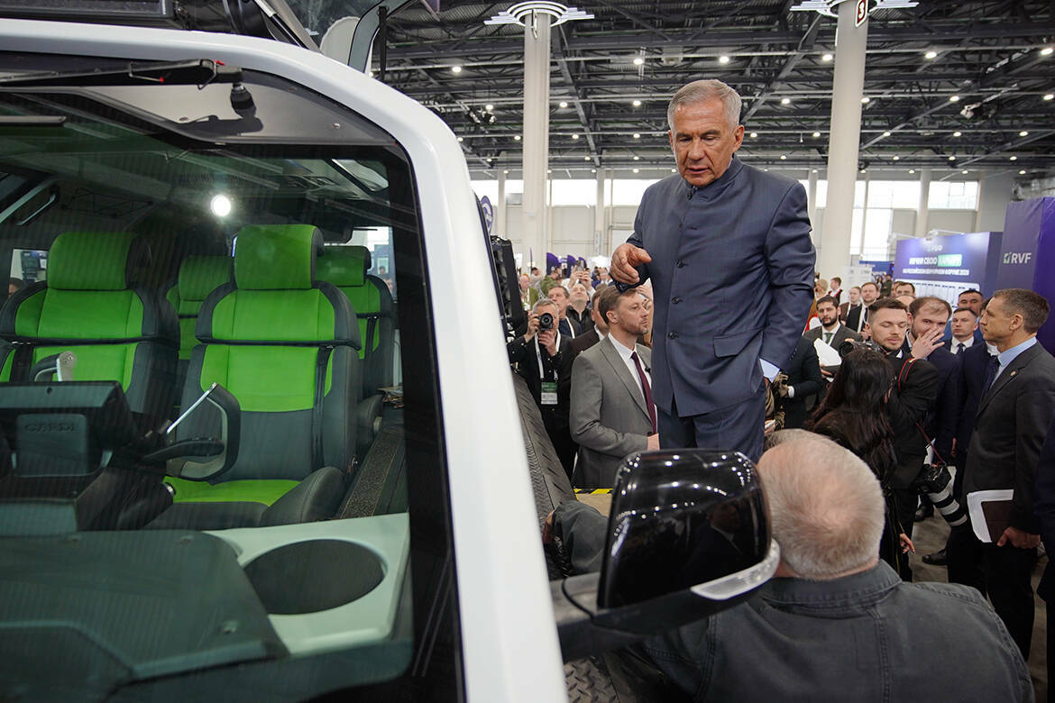 Дроны-курьеры, болотоход и «умный» анализ крови: что показали Минниханову на РВФ