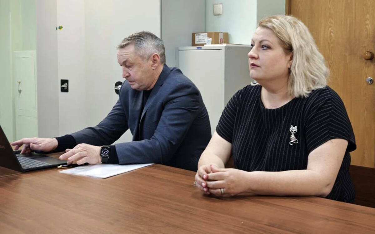 Скромный гонорар в 2 400 рублей за оформление одной доверенности обернулся для помощника нотариуса Юлии Зайцевой уголовным делом. Вахитовский суд сегодня поставил точку в процессе, который является лишь эпизодом масштабного расследования о махинациях с имуществом умершей постоялицы пансионата в Щербаково. Подробнее в репортаже «Татар-информа».