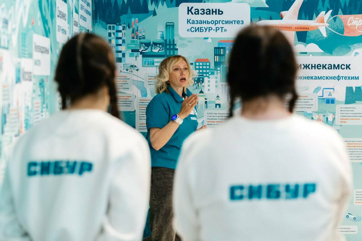 Побывать на интерактивном химическом производстве могут все желающие в Казанском Кремле, где проходит выставка СИБУРа «Дом полимеров». Корреспондент «Татар-информа» посетила одну из экскурсий для школьников и узнала, как ребят знакомят с современными технологиями нефтехимии, экологическими проектами и профессиями будущего.