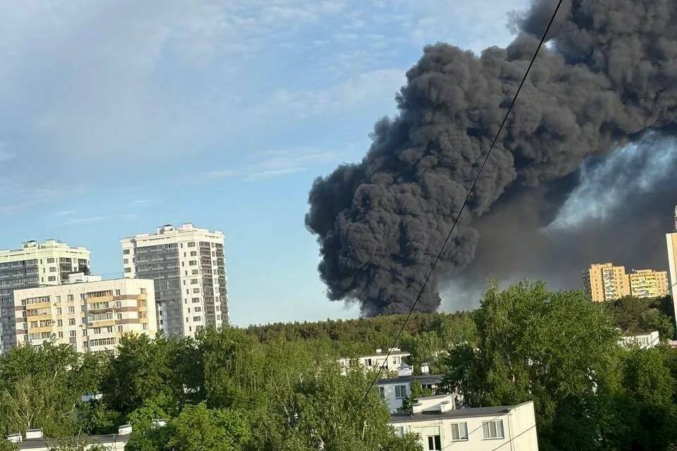 В Челнах тушат пожар на складе полимерной продукции