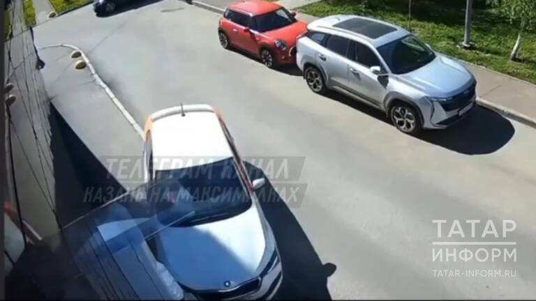 Каршеринговая легковушка влетела в жилой дом в Казани