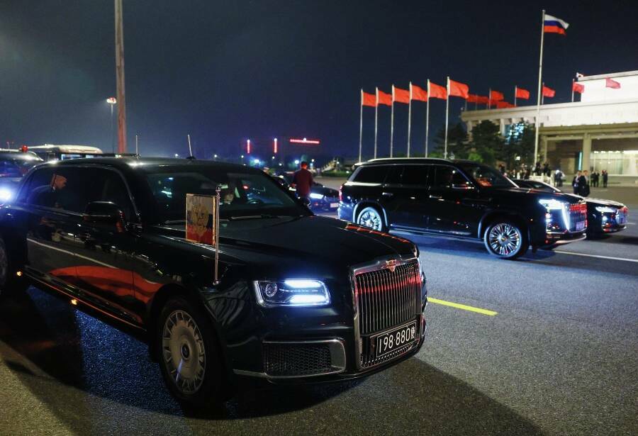 Путин использует для перемещения по Пекину свой Aurus c китайскими номерами