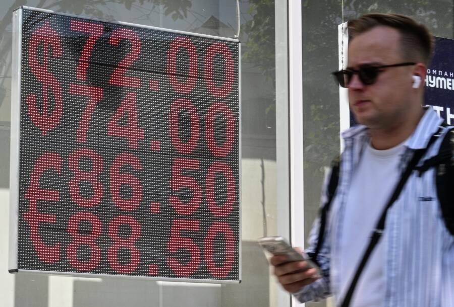 Падение доллара ниже 71 рубля может сделать зарубежные поездки для россиян чуть доступнее, но эффект будет умеренным и быстро «съедаться» другими факторами, включая рост цен на авиаперелеты и турпакеты. Цены на импортные товары не изменятся. Об этом «Татар-информу» сообщили эксперты.