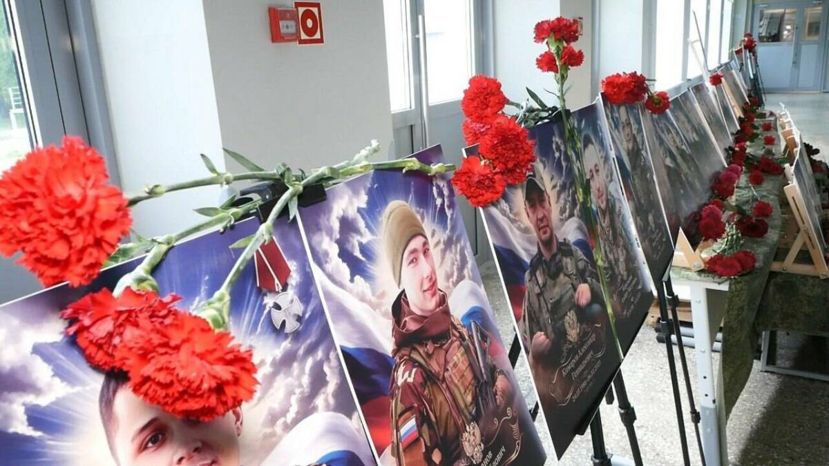 «России верные сыны»: в Нижнекамске открыли выставку о героях СВО