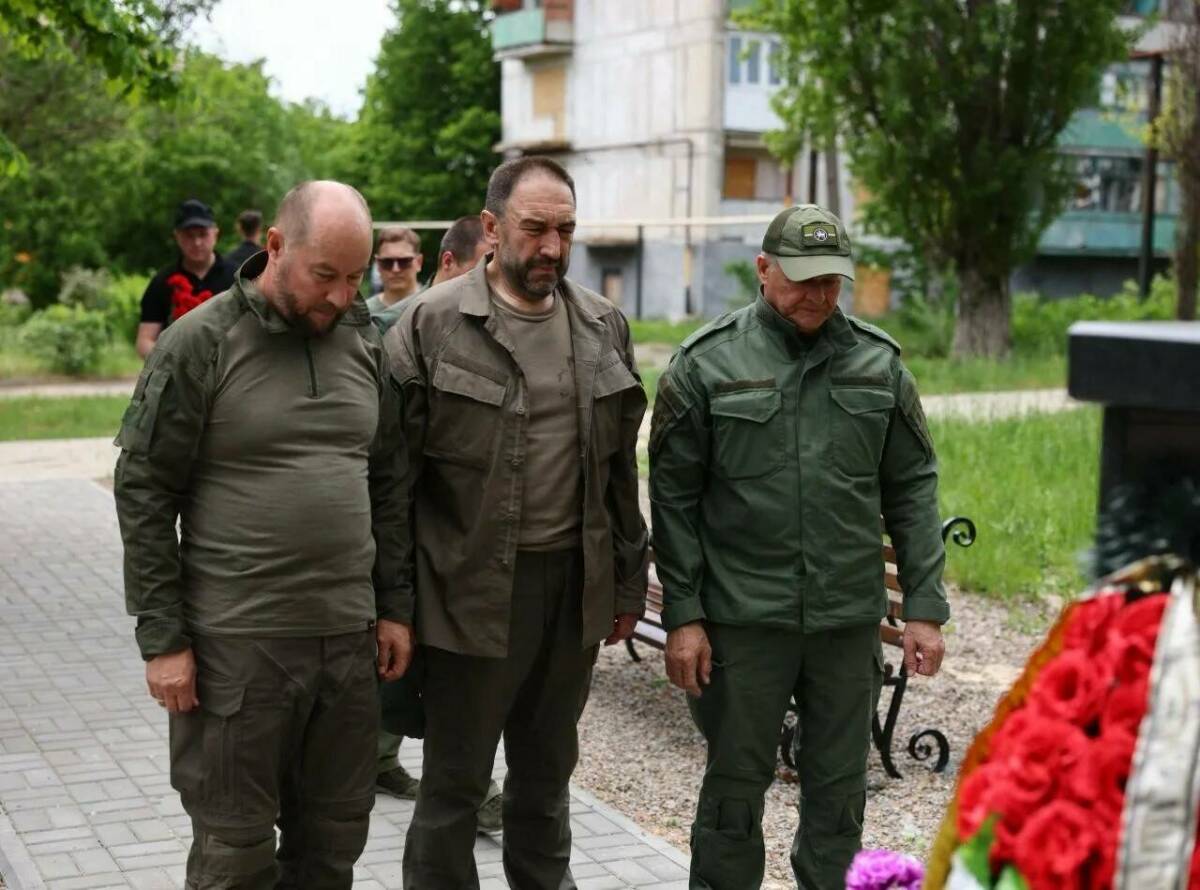 Песошин и Сафаров во время посещения ЛНР почтили память Дамира Исламова
