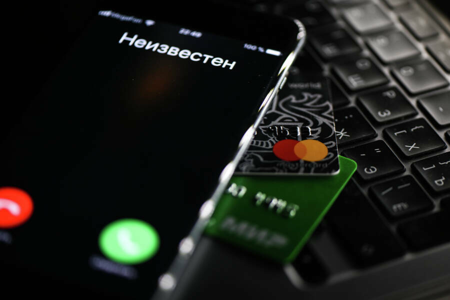 Эксперты постоянно придумывают новые способы защиты от кибермошенников, однако люди продолжают вестись на простые уловки. Ущерб от действий аферистов в Татарстане постепенно снижается, однако общие суммы ущерба все равно переваливают за миллиард. Как обезопасить себя и своих близких от обмана, читайте в материале «Татар-информа».