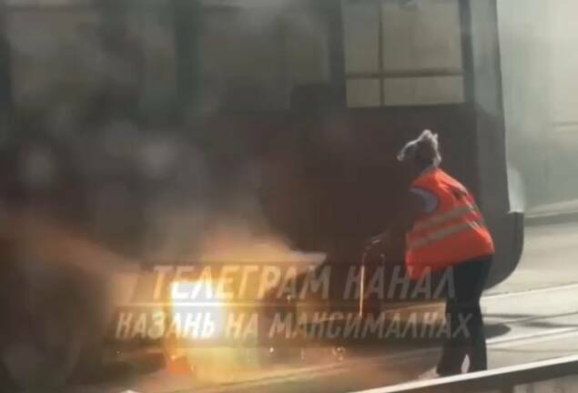 На видео попал горящий в центре Казани трамвай