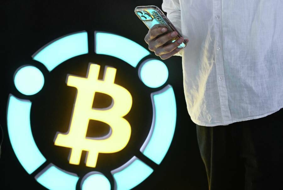 «Про TatCoin вы слышали, да? Запомните: может пригодиться», – заинтриговал публику на официальном открытии VIII Казанского криптофорума президент Академии наук РТ Рифкат Минниханов. О том, что это за криптоактив, разрабатываемый под эгидой республики, в своей авторской колонке рассказывает обозреватель Альберт Бикбов.