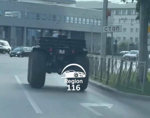 «Чудо-юдо на улицах Казани»: на видео попал «квадрик» с огромными колесами
