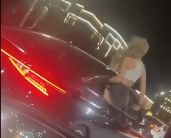 В Казани сняли на видео пассажирку, ехавшую в оконном проеме авто