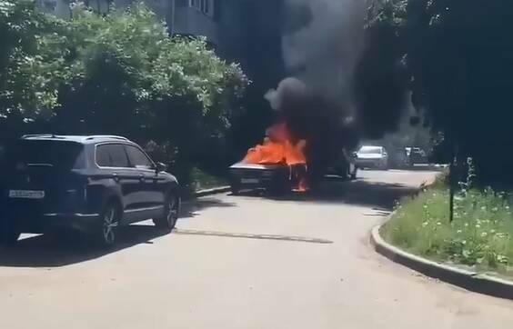 Горящую возле жилого дома легковушку сняли на видео в Казани