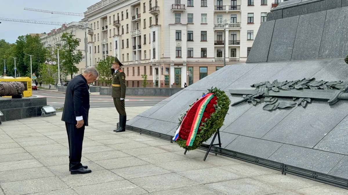 Минниханов почтил память воинов у монумента Победы в Минске
