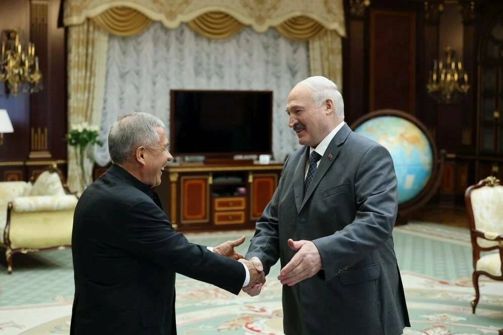 Минниханов выложил фотографию рукопожатия с Лукашенко