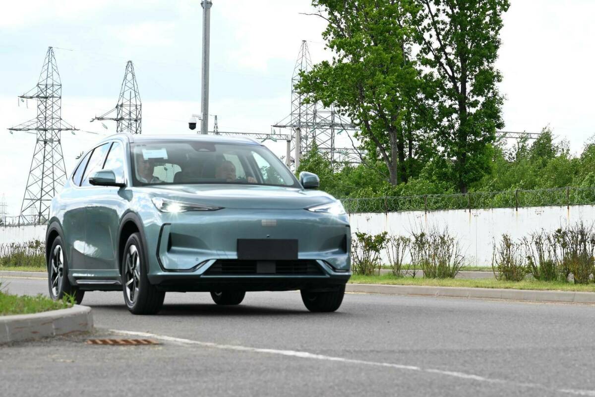 Минниханов протестировал автомобиль на заводе «БЕЛДЖИ» в Белоруссии