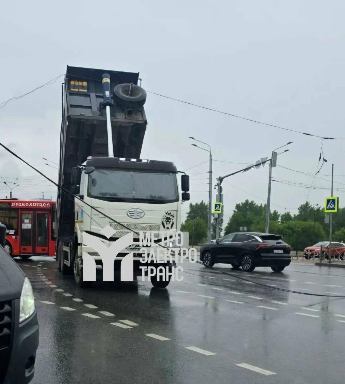 Из-за грузовика, который повредил сеть, в Казани встали троллейбусы нескольких маршрутов