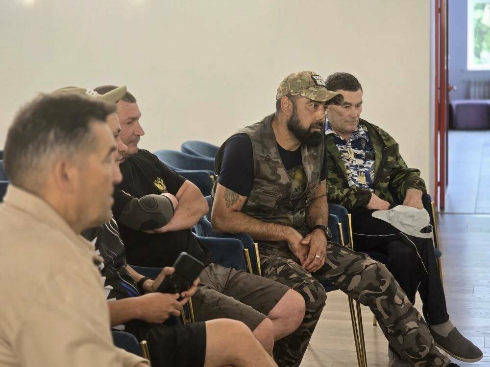«Помочь бойцам вернуться к мирной жизни»: в Актаныше прошла встреча с ветеранами СВО