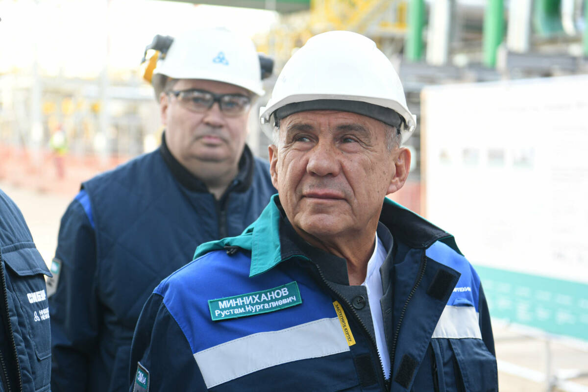 Минниханов осмотрел выставку нефтехимической отрасли в Нижнекамске