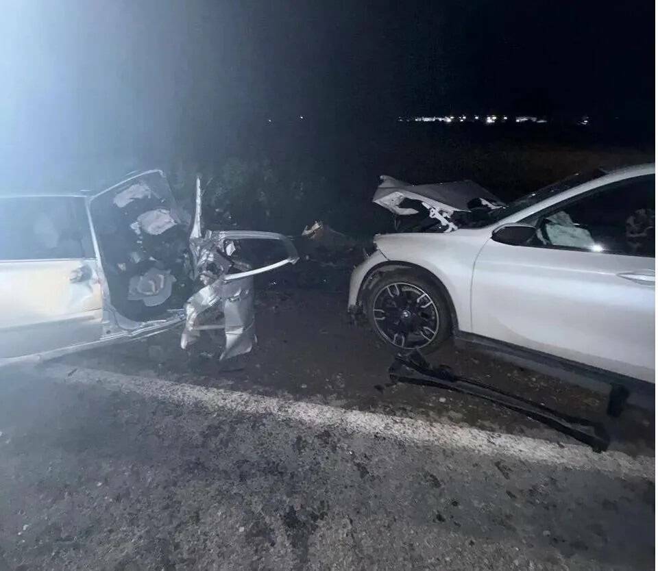 Водитель и 5-летний пассажир «Лады» погибли, выехав на встречку и влетев в BMW