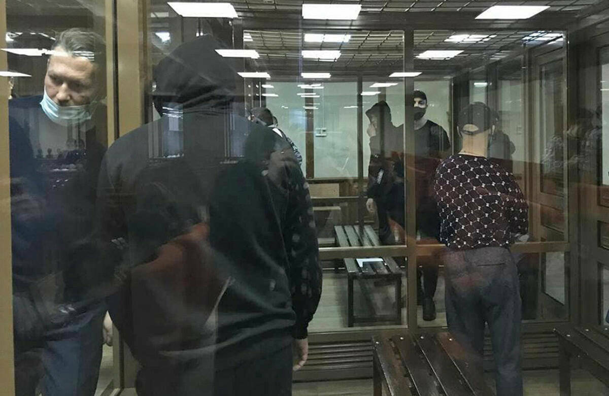 Вахитовский суд Казани заочно предъявил обвинение скрывшемуся за границей главе «Тукаевских» Анатолию Агрбе. Ему вменяют более семи десятков эпизодов различных преступлений: мошенничества, вымогательства, незаконной регистрации мигрантов. За что Агрбе придется отвечать перед законом, если его получится доставить на Родину, выяснял «Татар-информ».