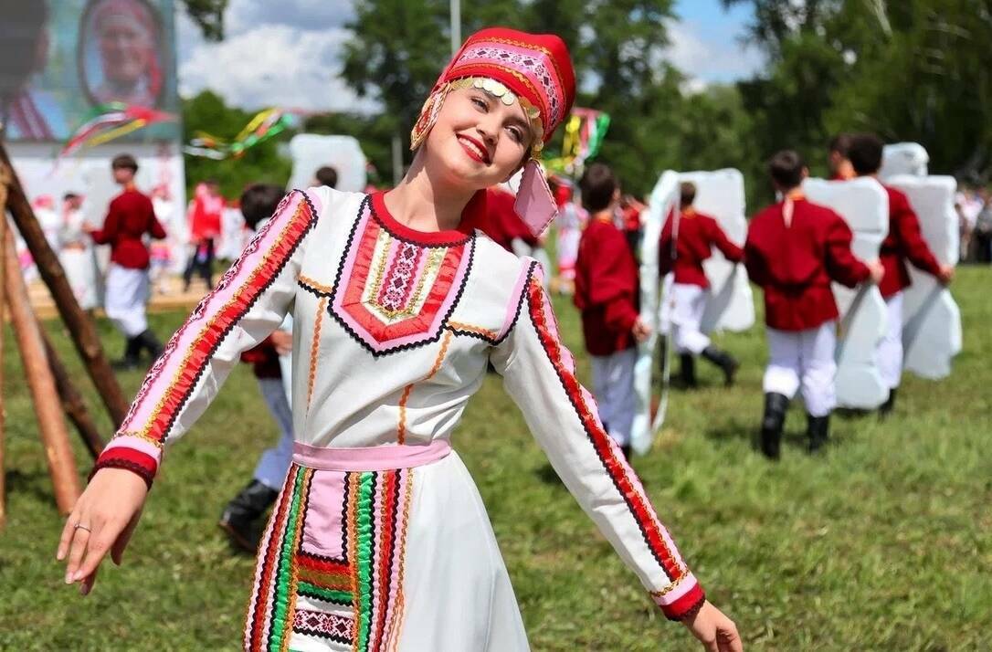 Череду национальных праздников в Татарстане сегодня продолжил марийский Семык, прошедший в селе Ильнеть Менделеевского района республики. Гости смогли узнать историю и традиции праздника, поучаствовать в обрядах и попробовать национальные блюда. Подробнее – в материале «Татар-информа».