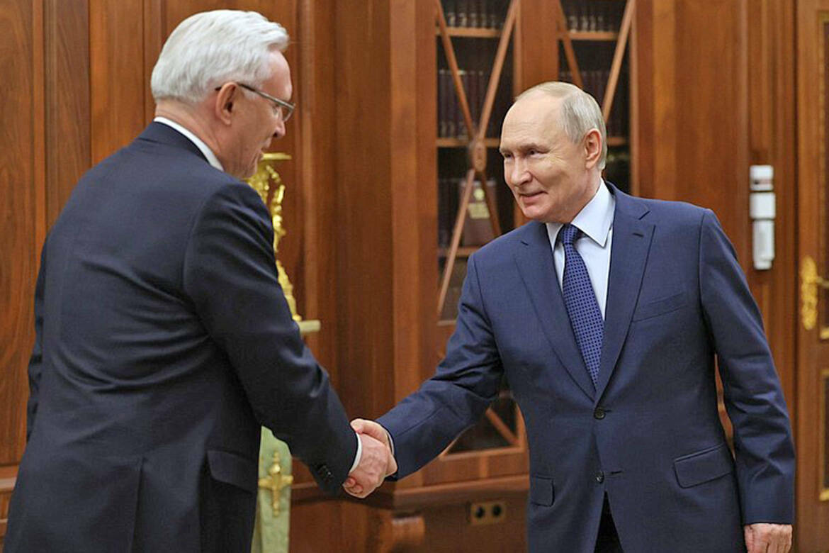КАМАЗу после 2022 года пришлось резко перестроиться, но он смог сохранить производство и даже улучшить характеристики техники, – об этом на встрече с Владимиром Путиным сегодня заявил гендиректор компании Сергей Когогин. Он рассказал о новых автомобилях и военной линейке. О чем говорили глава государства и руководитель компании – в нашем материале.
