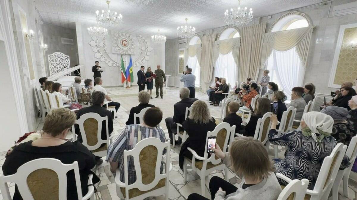 В Нижнекамске 20 семьям участников  СВО передали государственные награды