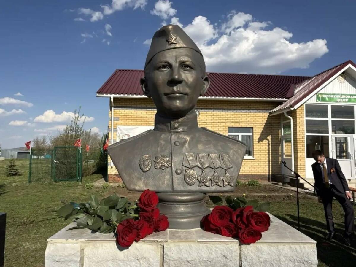 В Татарстане открыли бюст полного кавалера ордена Славы Василия Платонова