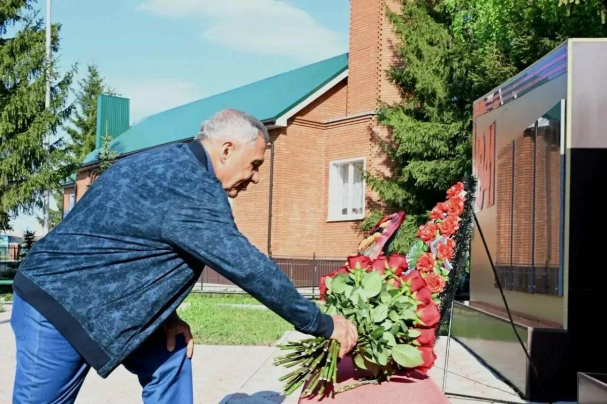 Минниханов почтил память павших на войне уроженцев села Тимяшево Лениногорского района